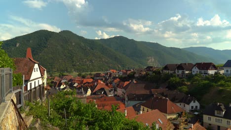 Cálida-Tarde-En-El-Casco-Antiguo-De-Weisskirchen,-En-La-Región-De-Wachau-En-Austria