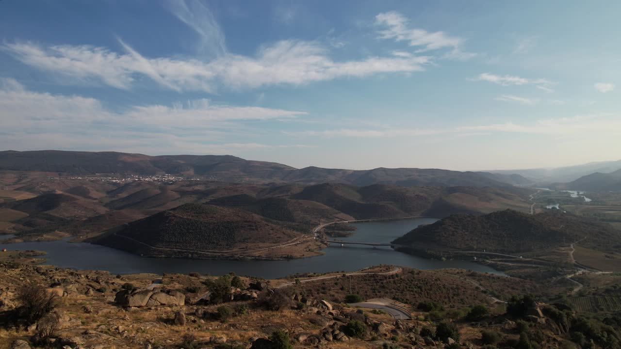 Voando sobre uma bela paisagem natural em Portugal