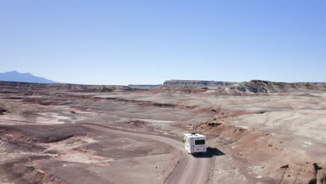 toma aérea después de un rv conduciendo fuera de la carretera a través del desierto de utah en un viaje por carretera estadounidense