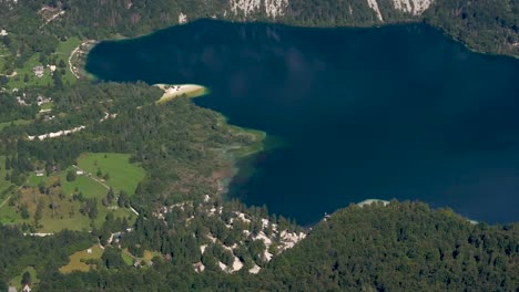 Toma-En-Cámara-Lenta-Del-Lago-Glacial-Bohinj-Y-El-Bosque-En-Eslovenia-Julian-Alps-Vogel-Ski-Resort-Ljubljana-Europa-1920x1080-Hd