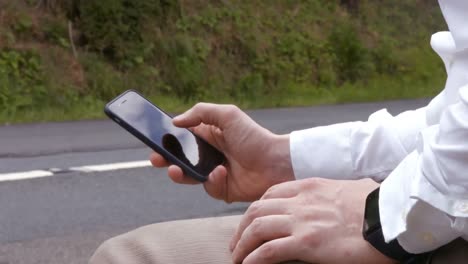 hombre usando su teléfono inteligente