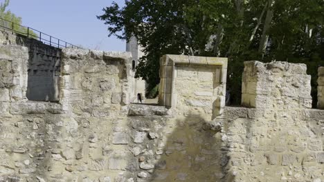 las murallas de una pared de piedra arenisca en el sol de francia