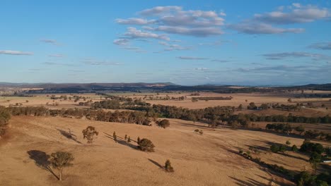 Vista-Aérea-Sobre-Las-Colinas-Y-Los-árboles-Cerca-De-Benalla-En-Victoria