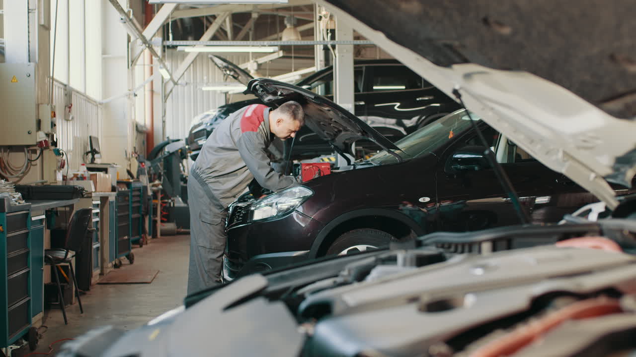 수리 공장에서 자동차를 수리하는 기계공
