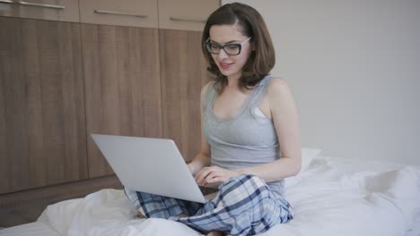 mujer con gafas usando laptop