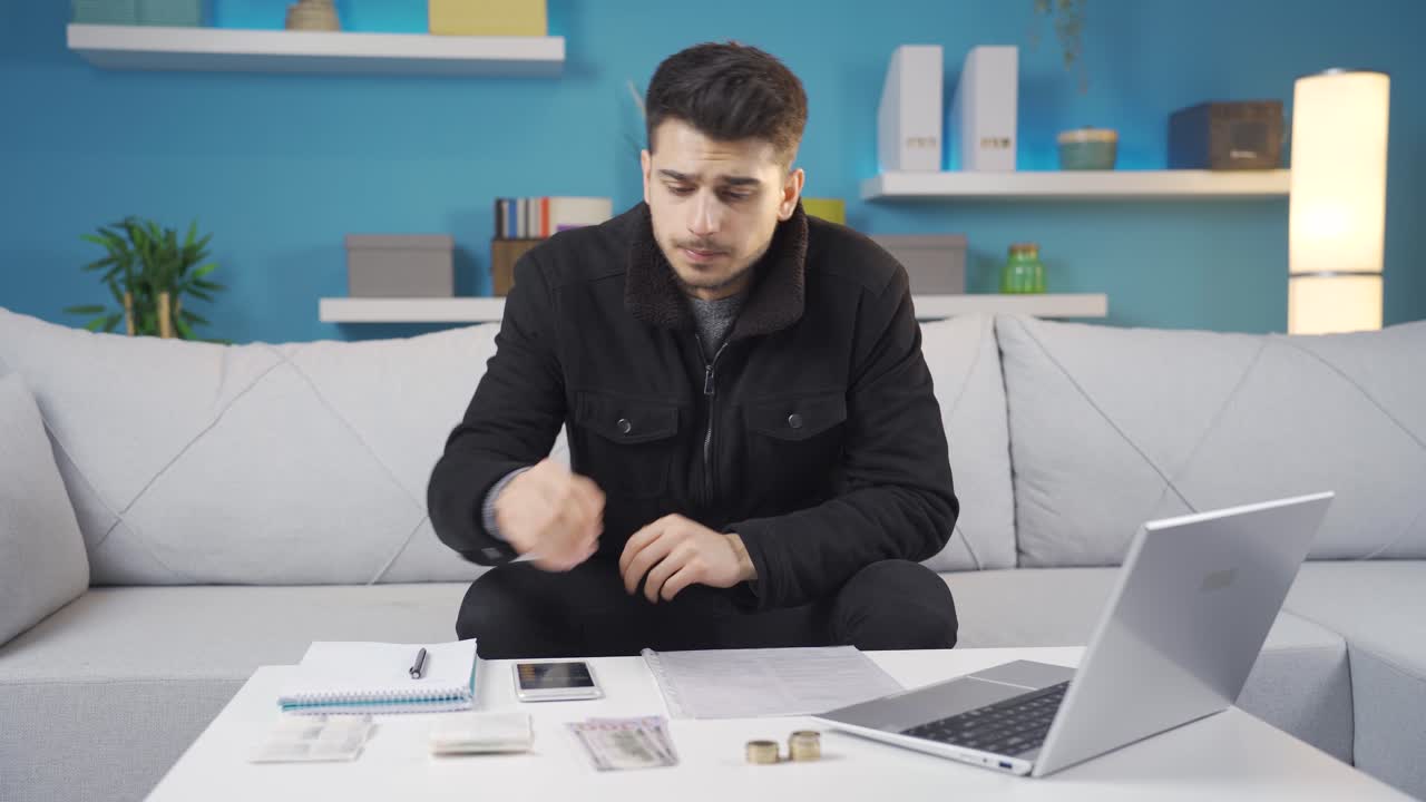 un joven molesto ahorrando en la economía y los pagos mensuales de las facturas.
