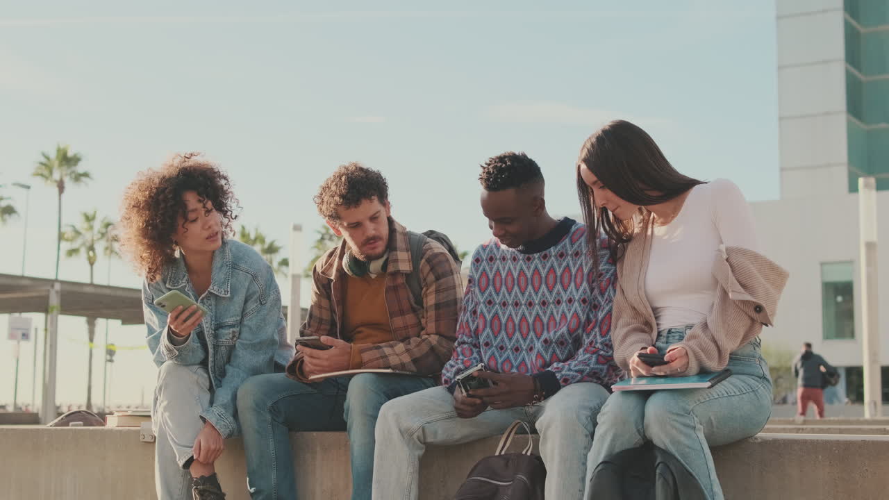 Studenter på campus som använder smartphones
