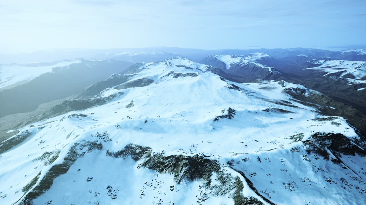 gran mancha de nieve que queda en el campo de roca volcánica de una montaña en verano