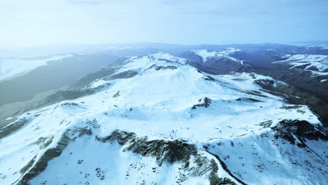 Gran-Parche-De-Nieve-Que-Quedó-En-El-Campo-De-Roca-Volcánica-De-Una-Montaña-En-Verano