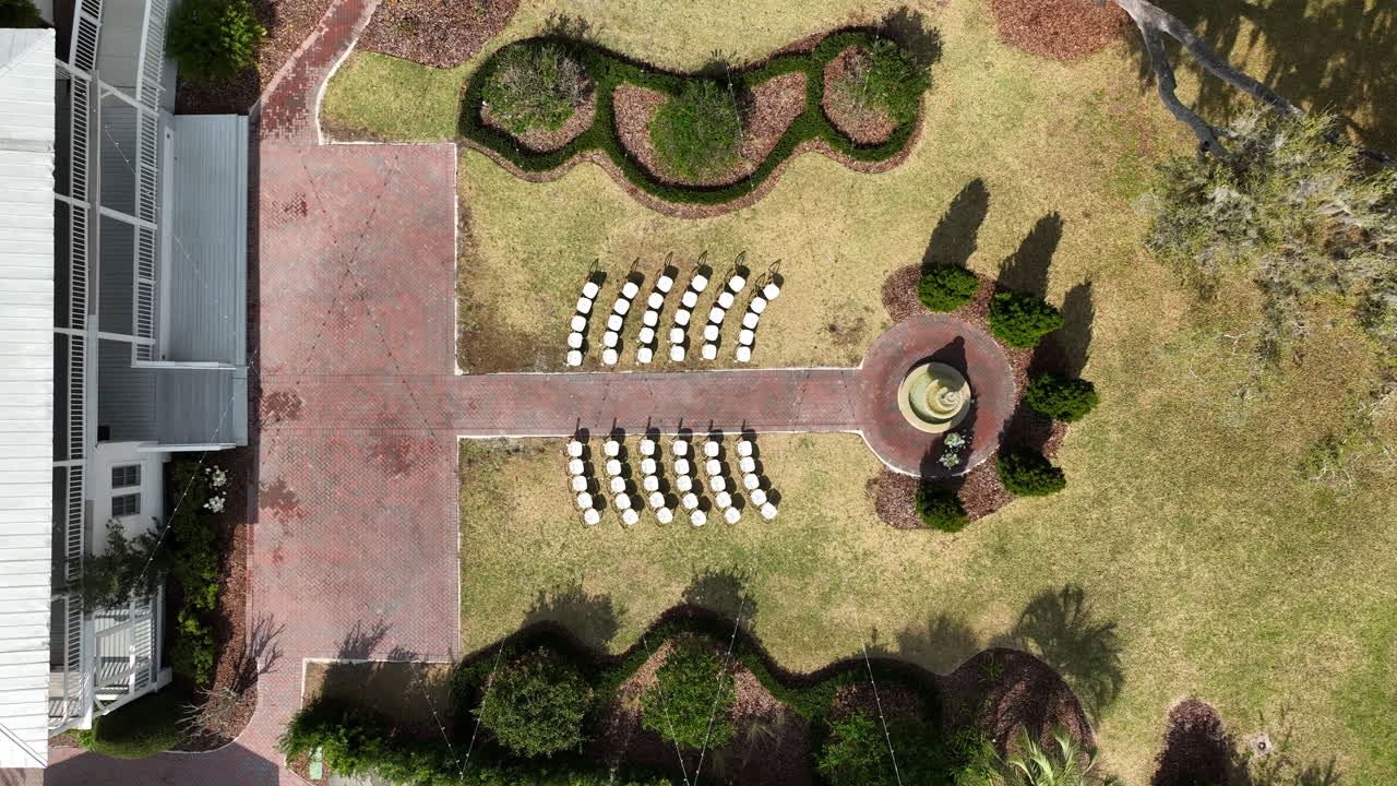 Una vista dall'alto con drone dello spazio per la cerimonia a Palm Mansion a Umatilla, Florida.
