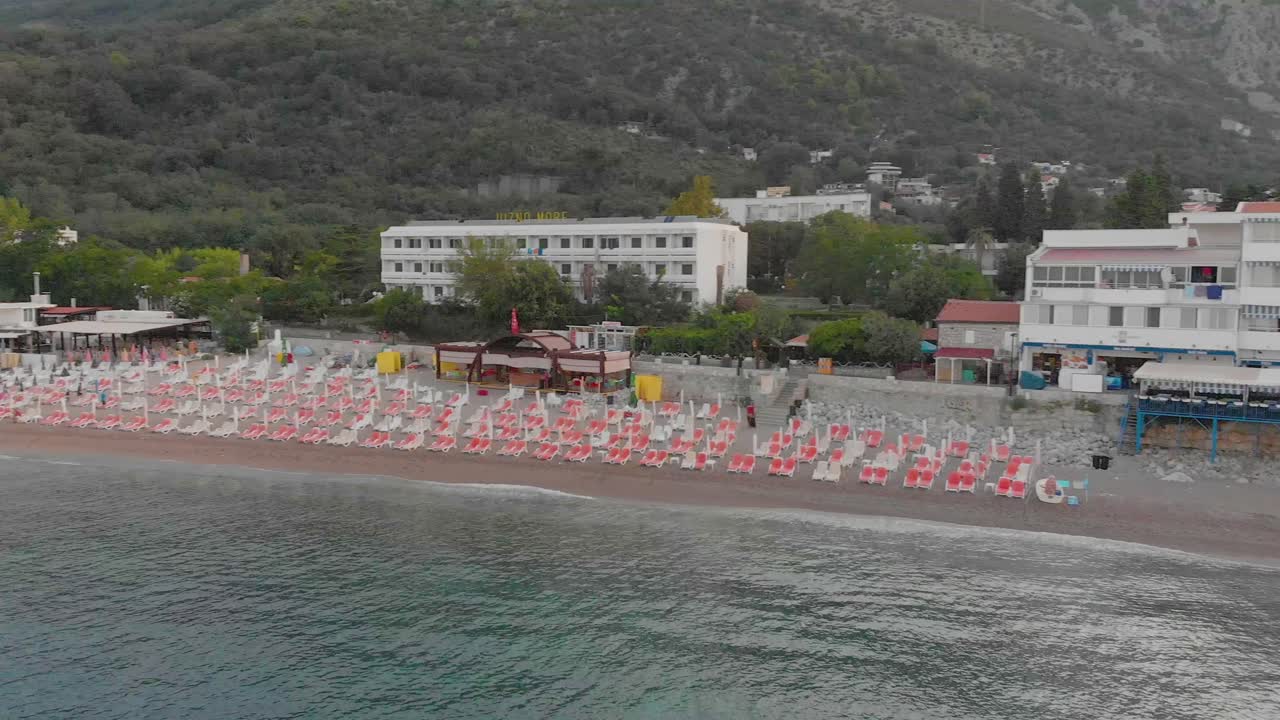 Sutomore Karadağ plajının sabah havadan drone sinematik görüntüleri.