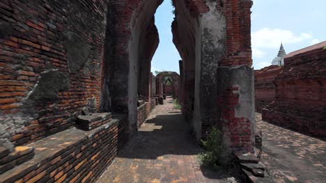 태국 아유타야의 중요한 사원인 프라사트 나콘루앙 (prasat nakhon luang) 에 있는 부처 동상, 2022년 5월 30일.