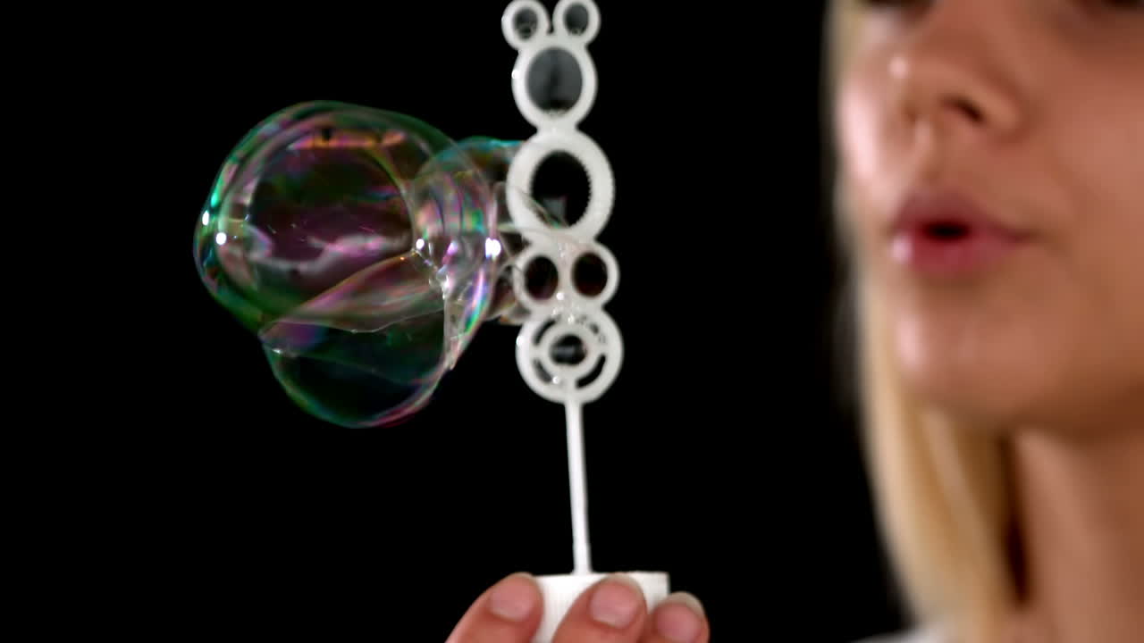 красивая блондинка, дующая много пузырьков