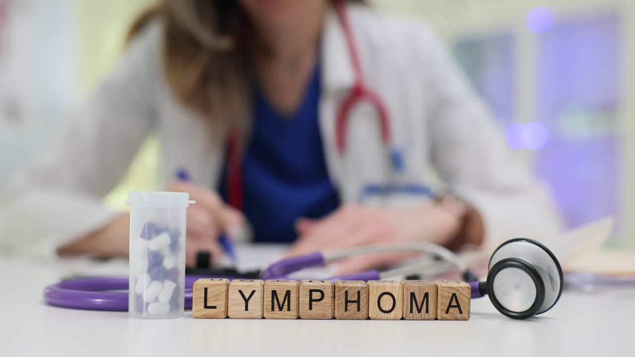 Blocchi di legno formano la parola "linfoma" vicino a una prescrizione e delle capsule.