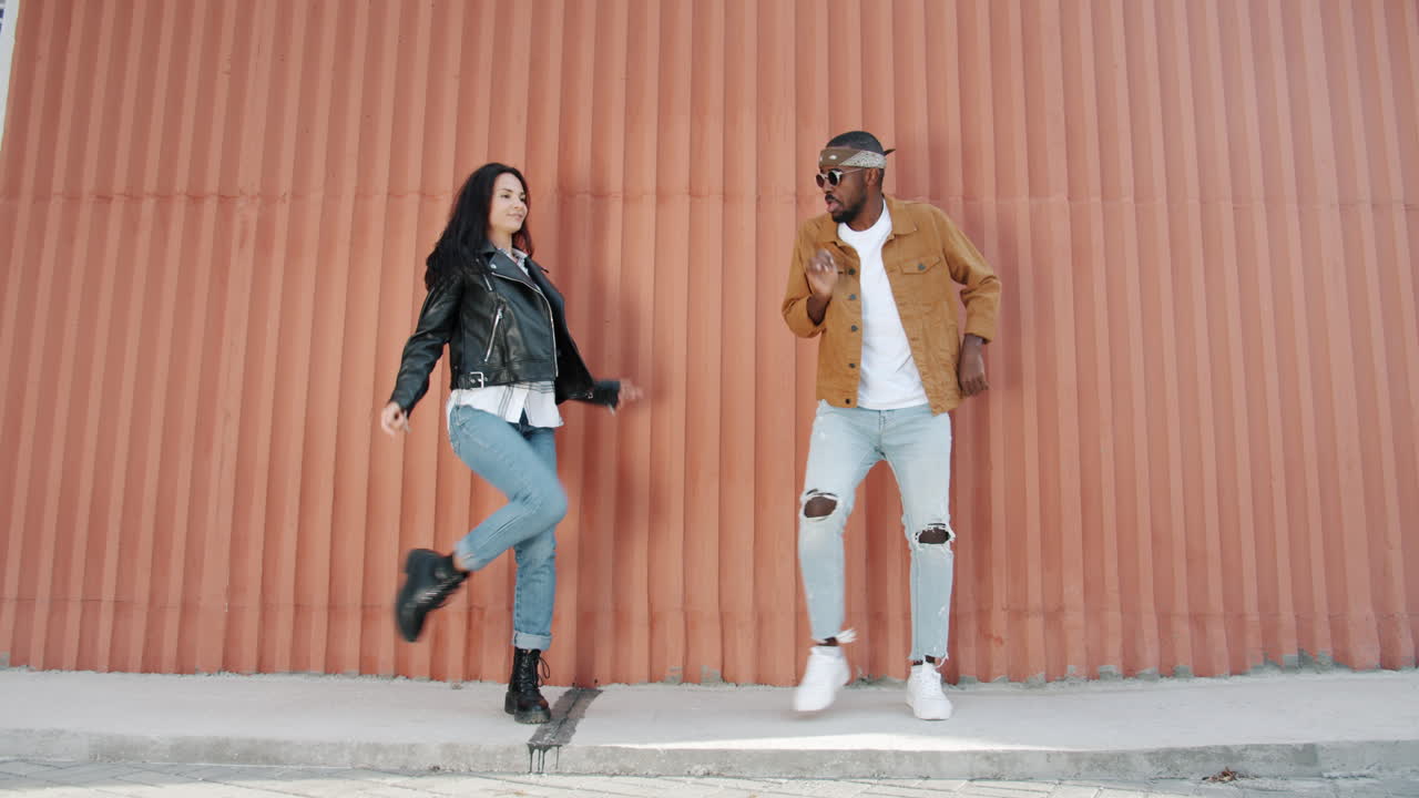 거리에서 춤을 추는 커플