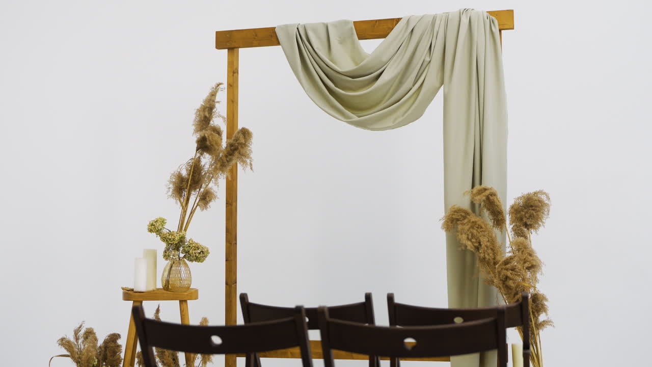 altar de bodas en el interior