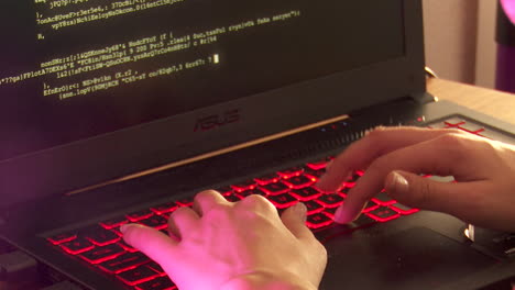 persona escribiendo en una computadora portátil