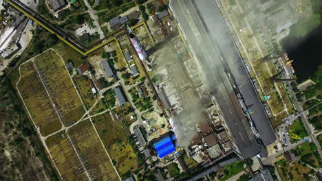 complejo industrial de fábricas con chimeneas en un día soleado. vista aérea de aviones no tripulados