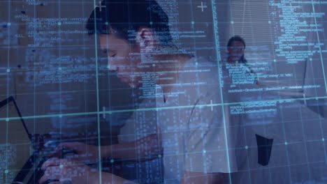 procesamiento de datos a través de líneas de red contra el hombre usando computadora portátil en casa