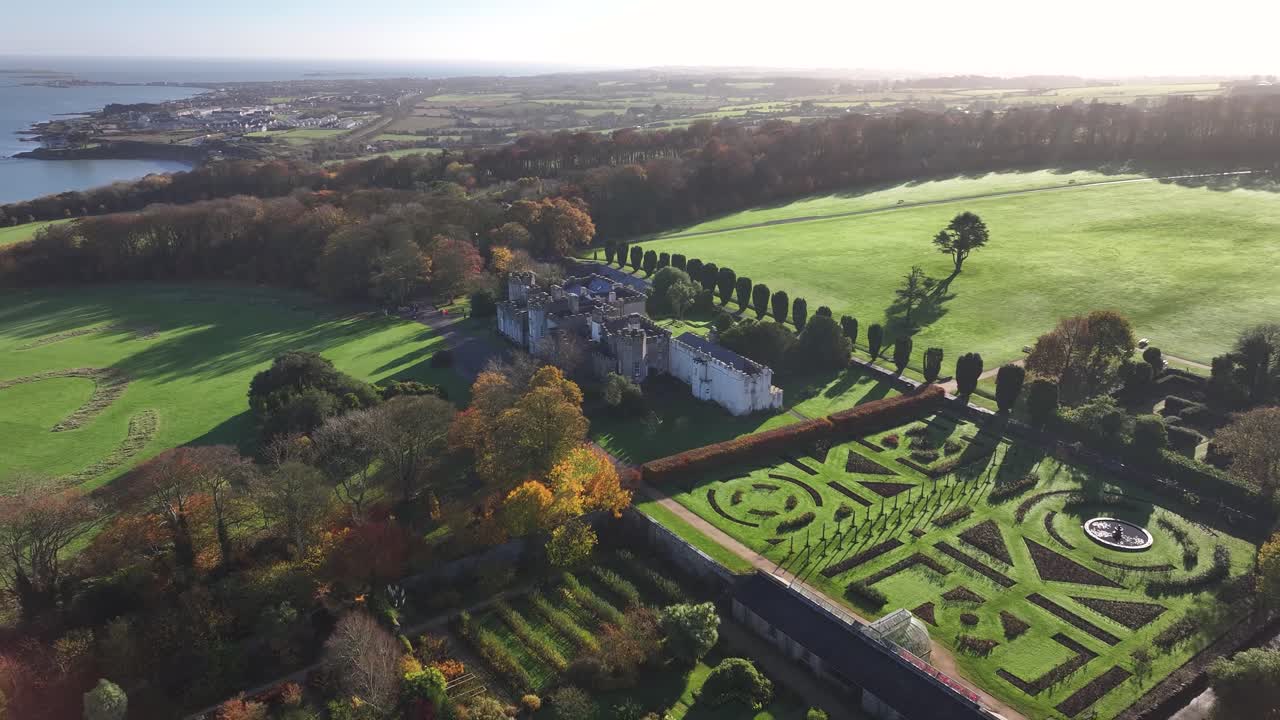 Château d’Ardgillan avec parc et ville côtière de Skerries en arrière-plan. Drone Irlande