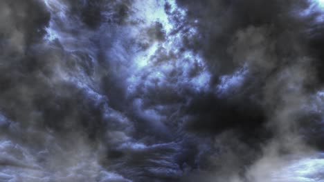 una tormenta tuvo lugar dentro de las nubes oscuras y en movimiento en el cielo