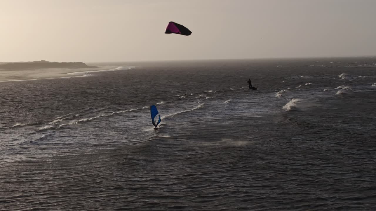 kitesurf y windsurf en la costa