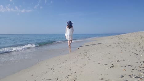 Hermosas-Mujeres-Caminando-En-La-Playa-De-Arena-En-Grecia