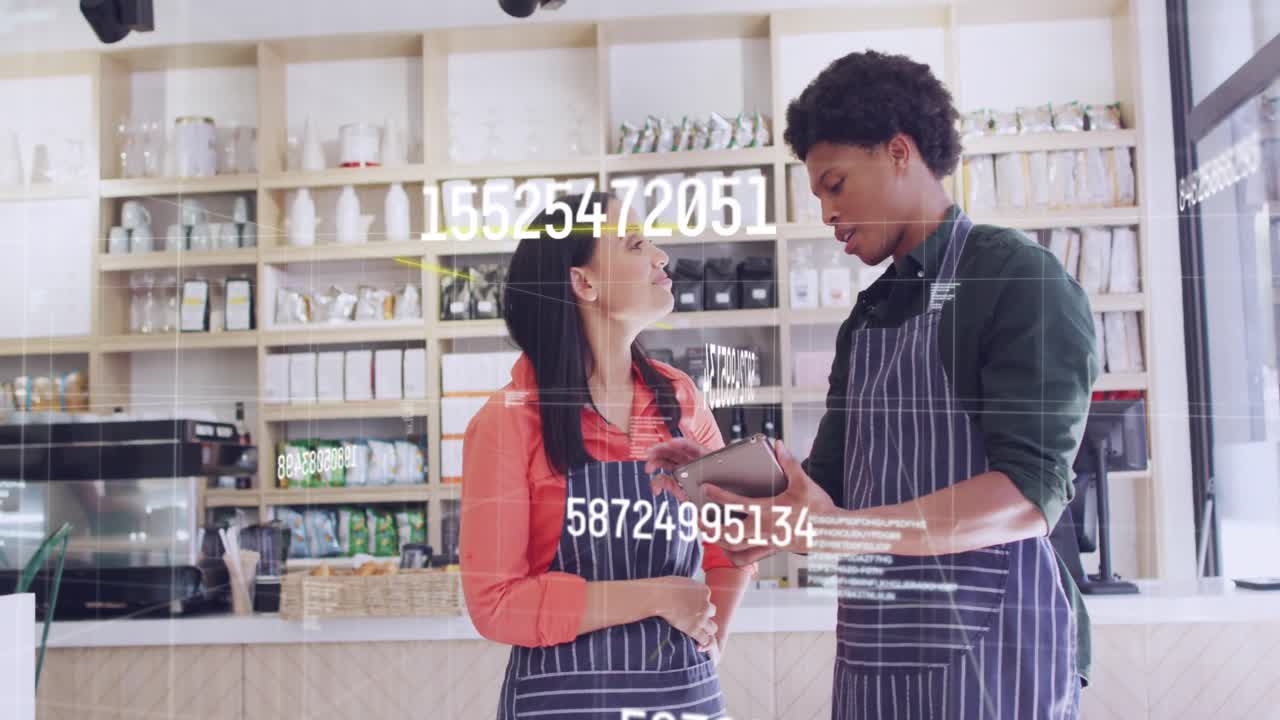 animación del procesamiento de datos a través de diversos asistentes de tienda hablando.