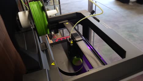 impresora 3d ultramoderna trabajando en un proyecto