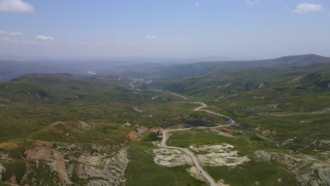 drone disparado volando sobre una carretera que serpentea a través de las montañas del cáucaso en azerbaiyán durante el verano