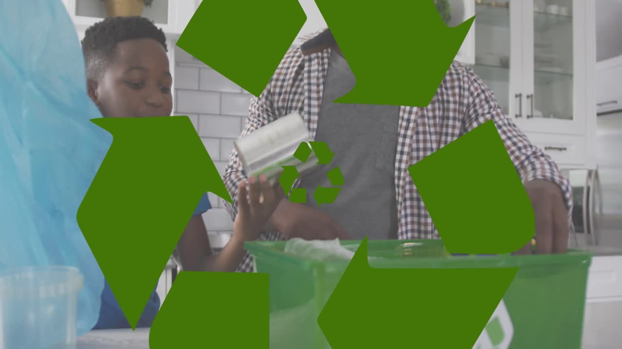 animación de un cartel de reciclaje verde sobre un padre e hijo afroamericanos reciclando