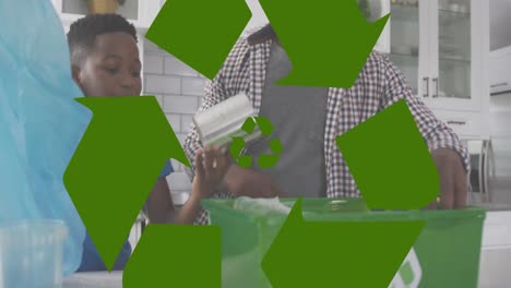 animación de un cartel de reciclaje verde sobre un padre e hijo afroamericanos reciclando