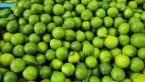 Video-De-Limas-Verdes,-En-Un-Mercado-De-Alimentos-Y-Verduras