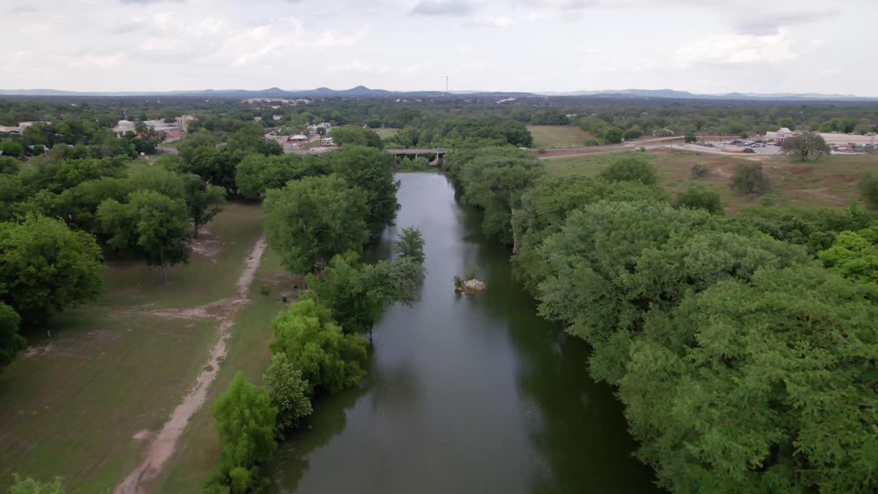 este es un video aéreo volando sobre el río medina ubicado en banda texas
