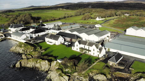 Luftaufnahme-Der-Whiskybrennerei-Ardbeg-Vom-Meer-Aus