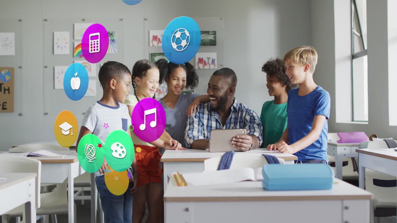 animación de iconos escolares sobre feliz maestro afroamericano y alumnos en clase