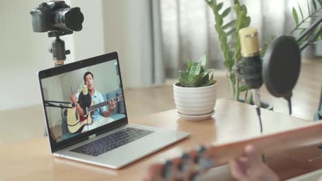 online guitar lesson via video call