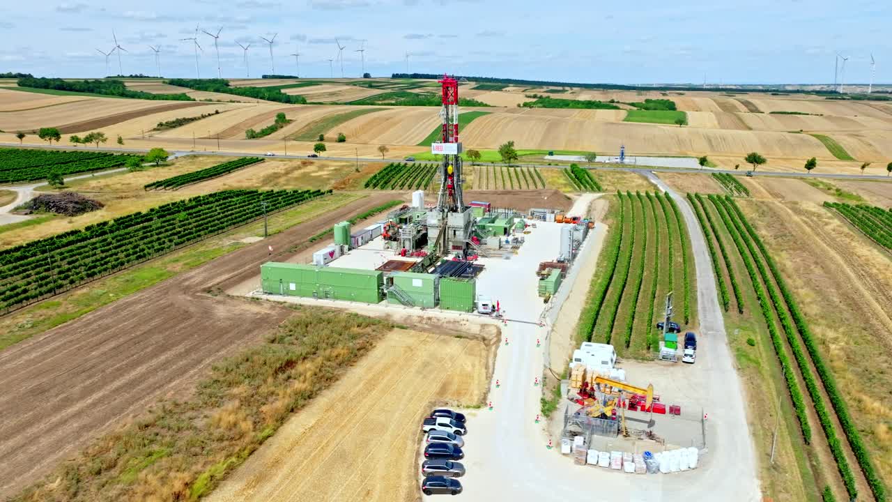 오스트리아 의 농장 들 중 에 있는 석유 굴착 기구 - 공중 드론 촬영