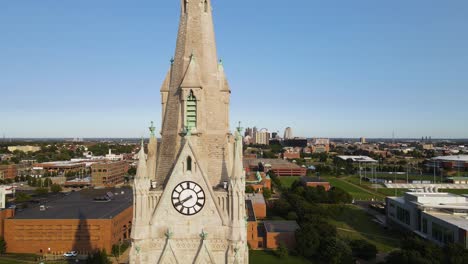 edificio de la torre del reloj que revela st