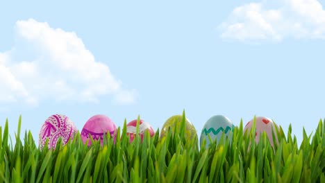 Animation-Von-Mehrfarbigen-Ostereiern-Im-Gras-über-Blauem-Himmel