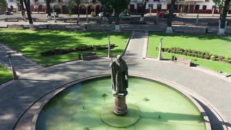 drone orbita fuente vasco de quiroga en patzcuaro michoacan