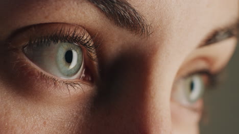 Nahaufnahme-Schöne-Blaue-Augen-öffnen-Makro-Natürliche-Schönheit-Gesunde-Sehkraft