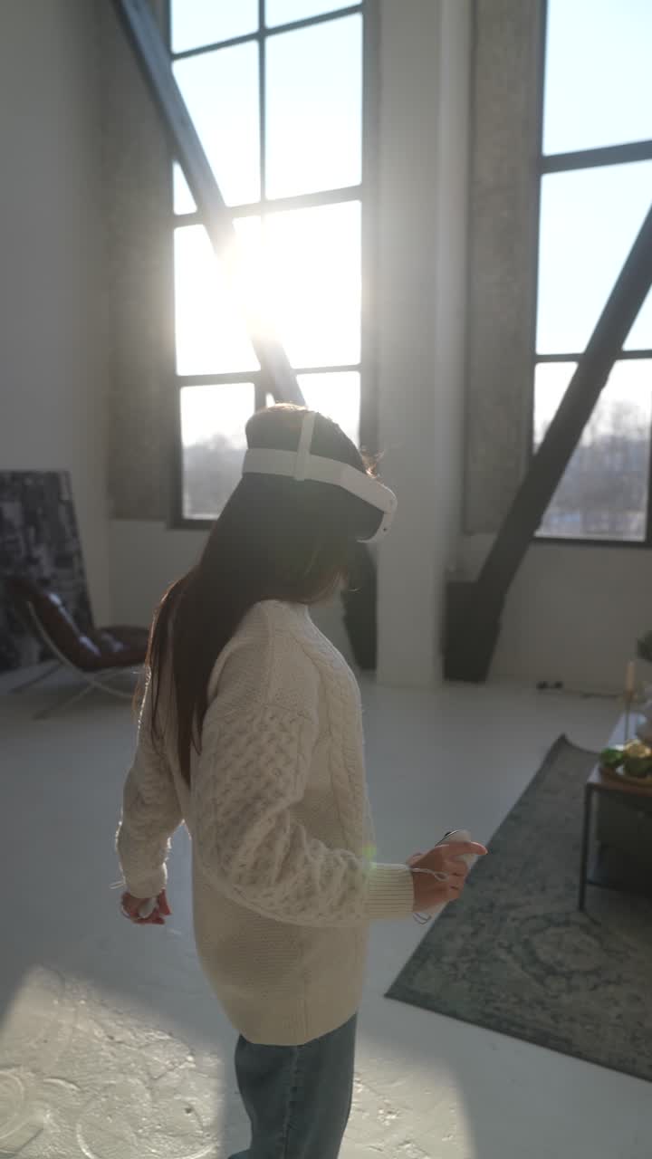 mujer experimentando la realidad virtual en el hogar moderno