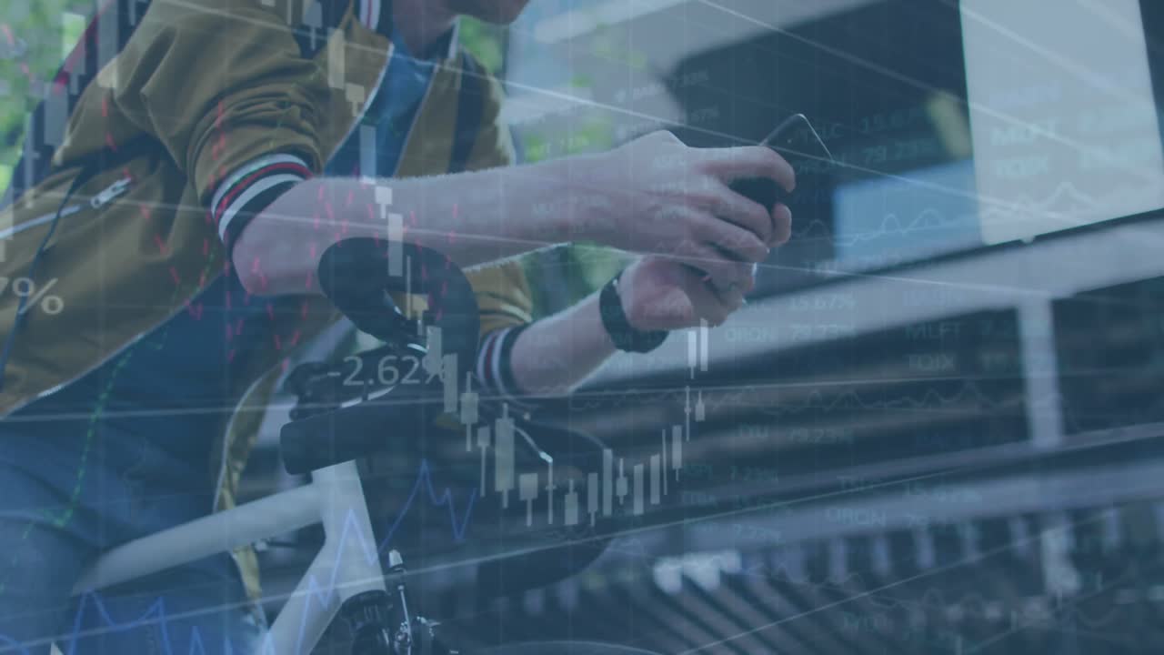 스마트 폰을 사용하는 사람 위의 금융 데이터 처리 애니메이션