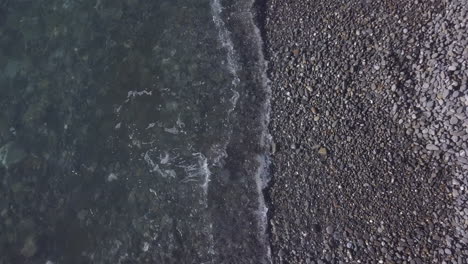 Costa-De-La-Orilla-Del-Mar-Con-Vistas-Aéreas-De-Rocas