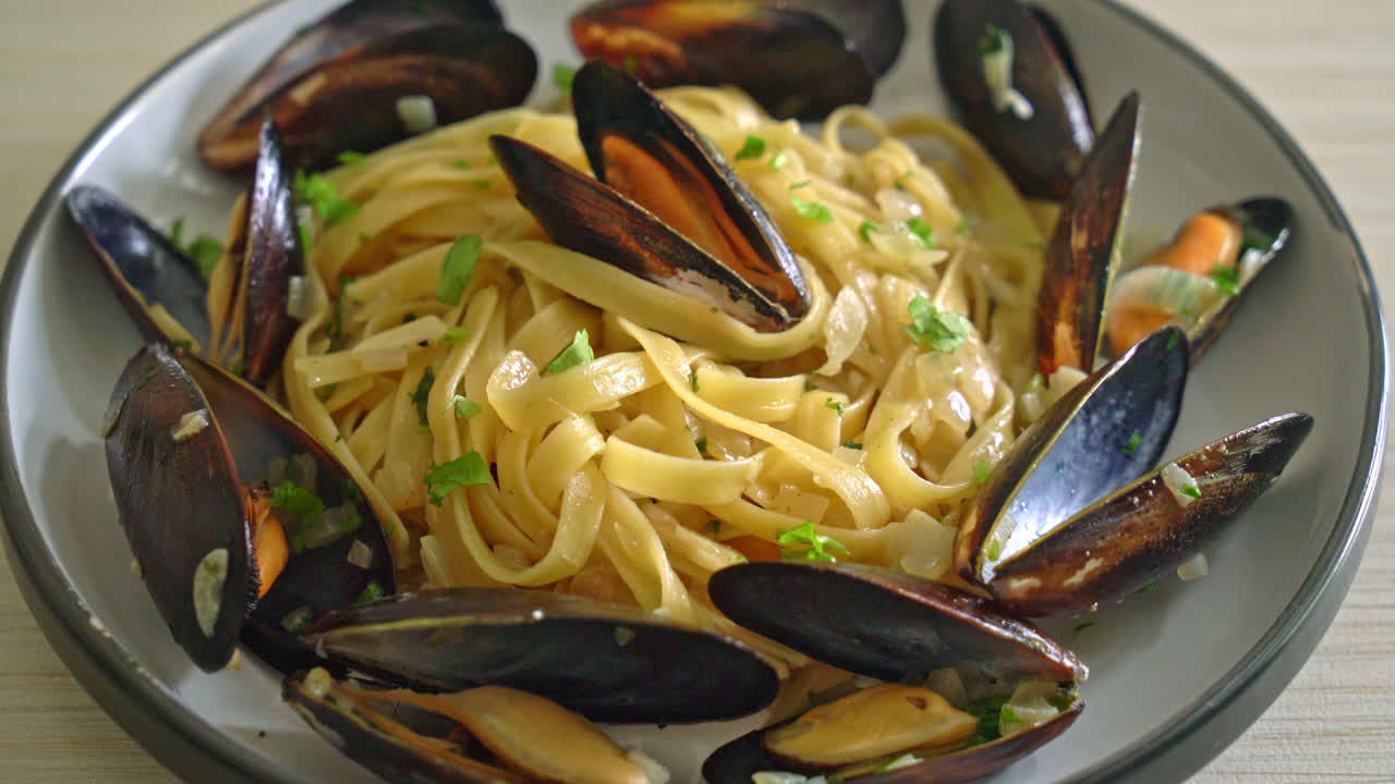 pasta de espaguetis linguini con salsa de vino blanco vongole - pasta italiana con marisco y almejas y mejillones