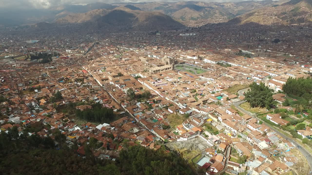 vista aérea de cusco, perú en un hermoso día soleado con la montaña en el fondo