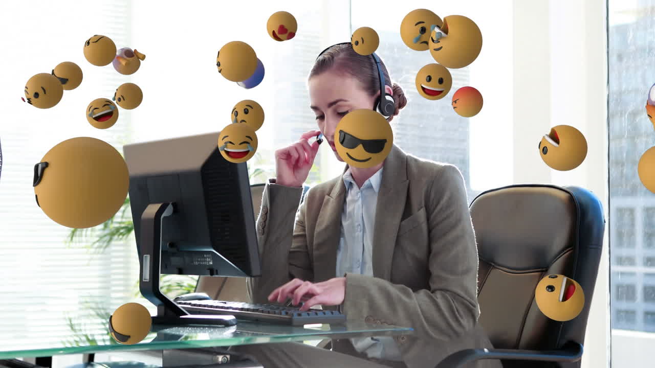 animación de emoji cayendo sobre personas de negocios que usan auriculares de teléfono