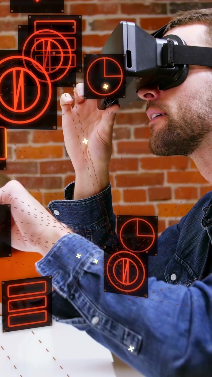 Vídeo vertical: Homem levando óculos de VR aos olhos, testando interface de usuário virtual, com HUD vermelho pairando entre as mãos.