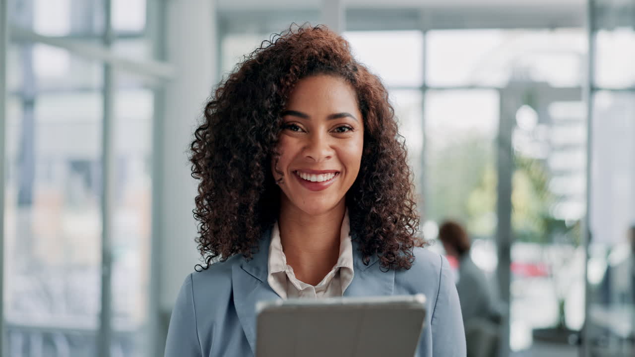 Empresária sorrindo no escritório